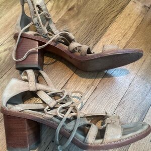 Frye Brielle gladiator leather sandal block heel size 8. Tan.